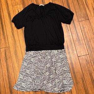 Old Navy XL Black V-Neck Blouse with LOFT XL Black & White Patterned Skirt